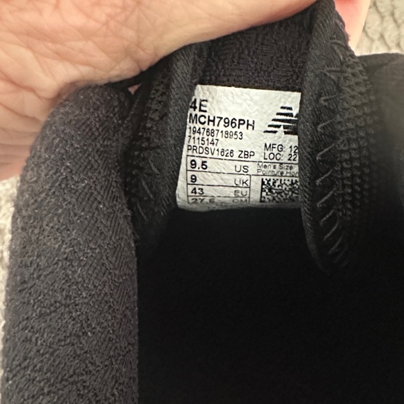 Like new Men’s New Balance White Sneakers - Picture 7 of 7